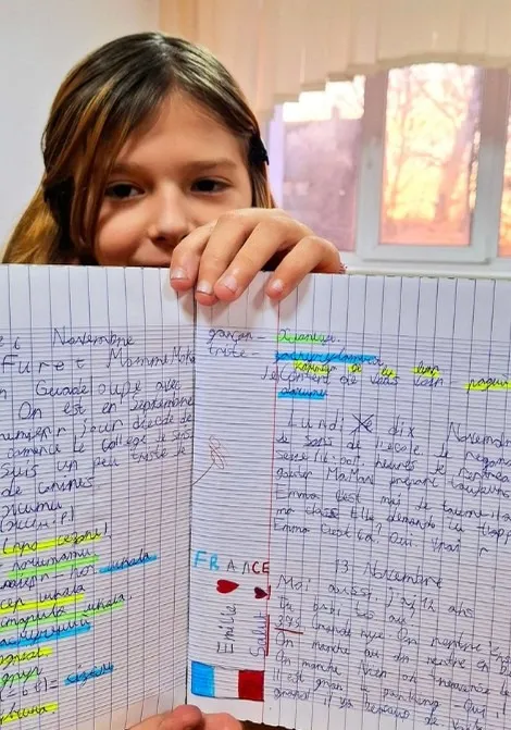 Une élève présente ses exercices de français