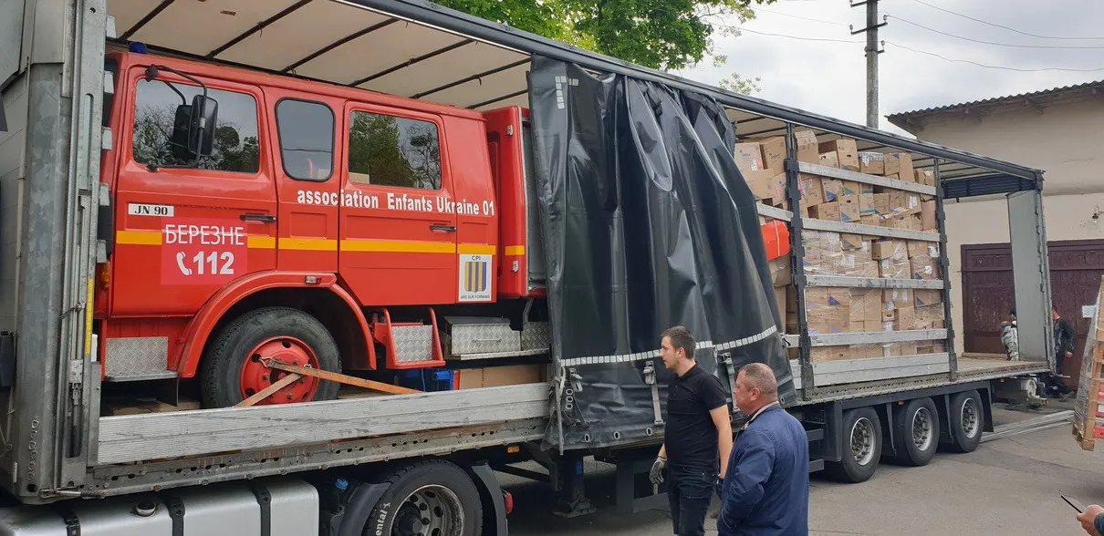 Un camion de pompiers chargé sur une remorque lors d'un convoi vers Bérezné