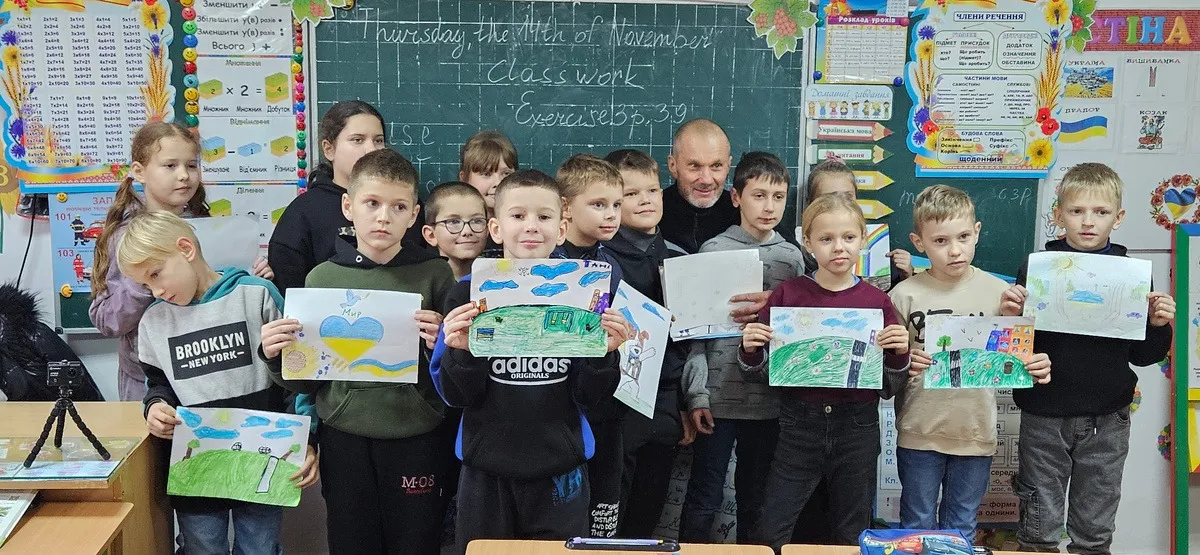 Des élèves de Bérezné montrent leurs dessins