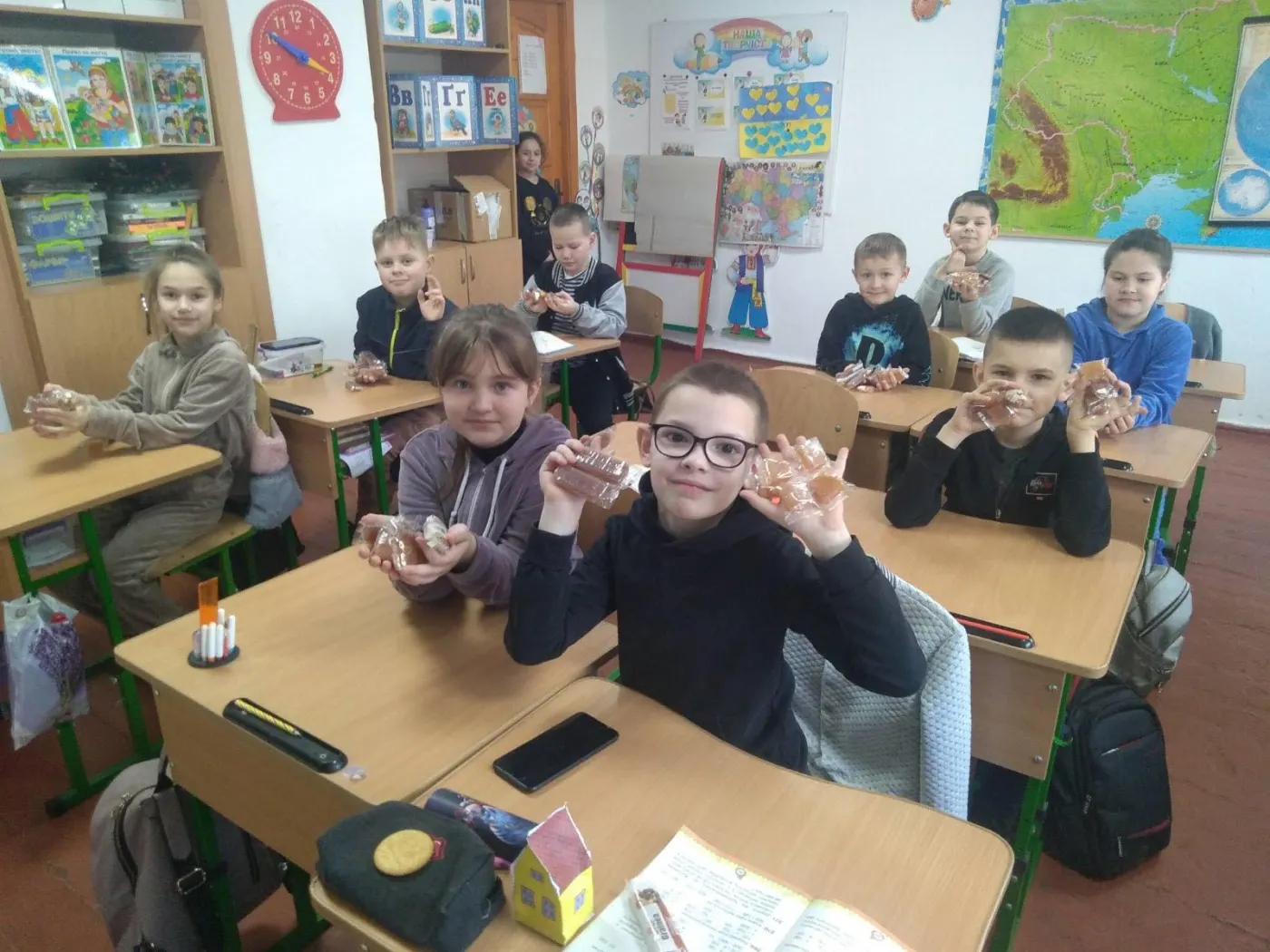 Des élèves de l'école de Bérezné sourient en classe