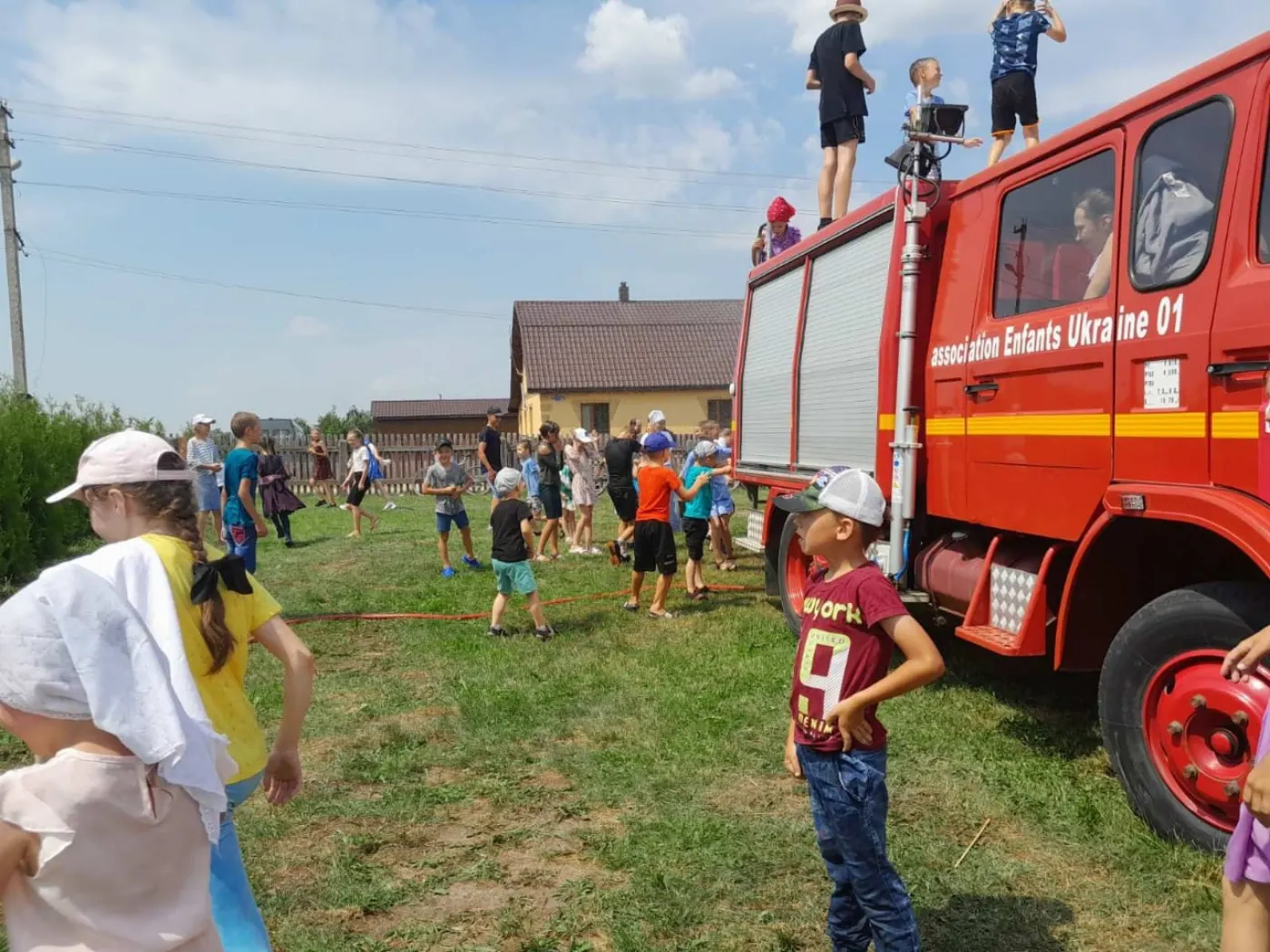 Des enfants de Bérezné jouent autour d'un camion de pompiers