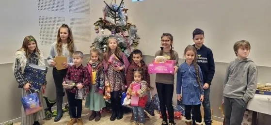 Des enfants de Bérezné avec leurs cadeaux de Noël