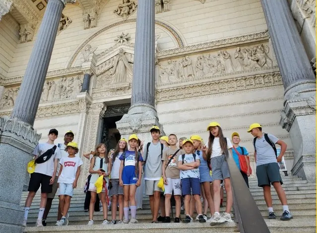 Groupe d'enfants ukrainiens devant la basilique de Fourvière à Lyon