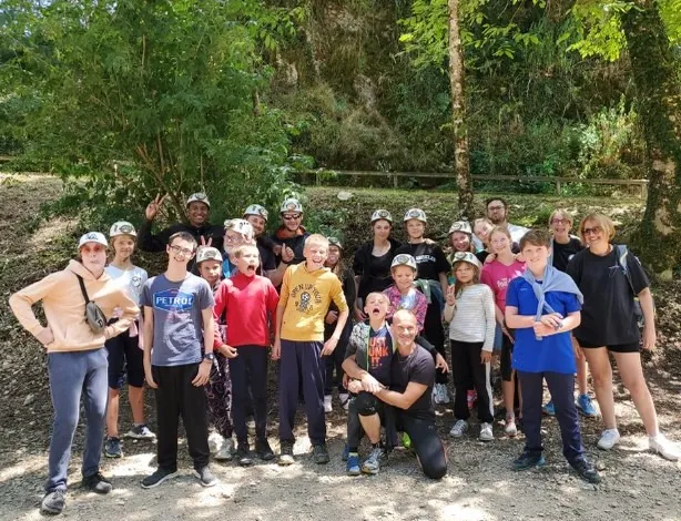 Enfants ukrainiens en sortie dans un parc en France