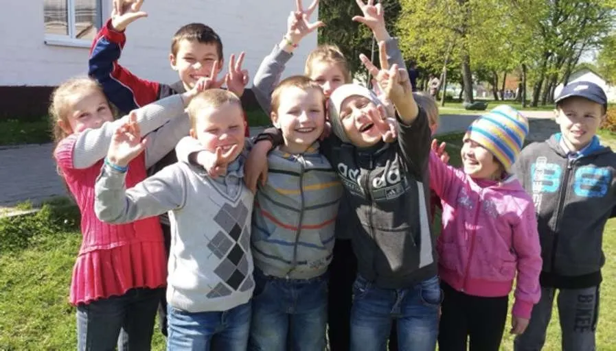 Des enfants de Bérezné font coucou à l'objectif