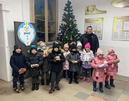 Les enfants de l'école internat avec leurs cadeaux de Noël