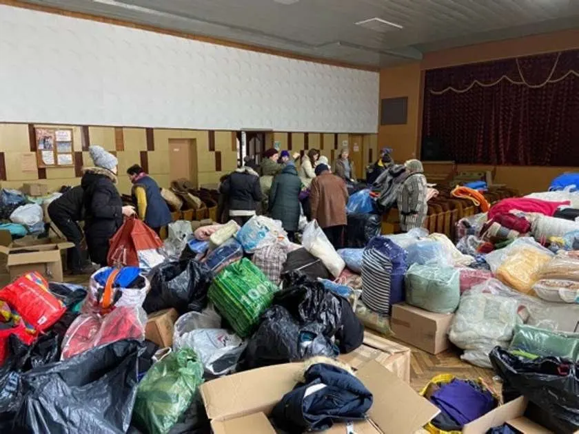 Tri des vêtements chauds et couvertures pour les familles déplacées