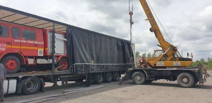 Déchargement du camion de pompiers à Bérezné