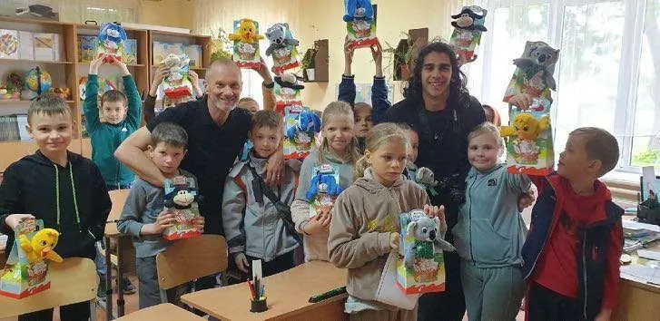 Distribution de peluches et de Kinder aux enfants