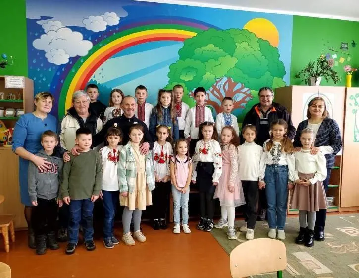 Les enfants de l'école de Bérezné réunis dans une classe