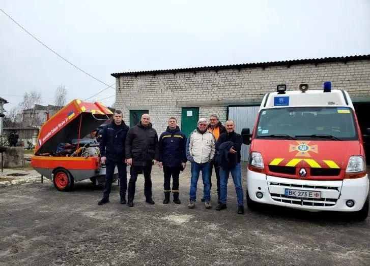 La remorque de désincarcération et l'ambulance remises aux pompiers