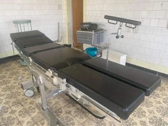 Une table d'opération installée à l'hôpital des enfants