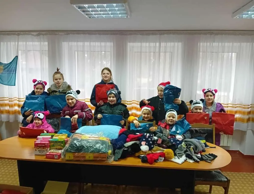 Les enfants de l'internat avec les jouets et vêtements apportés