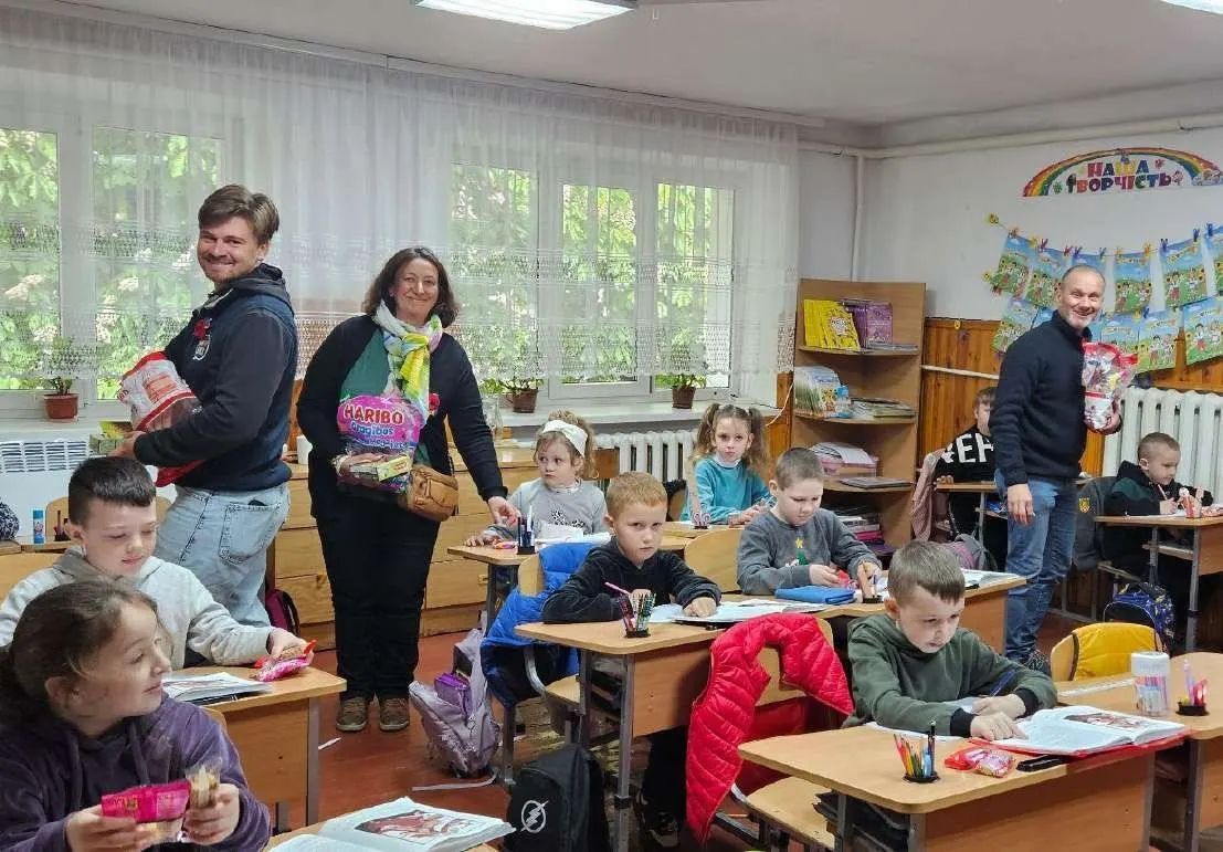 Distribution de friandises dans une classe