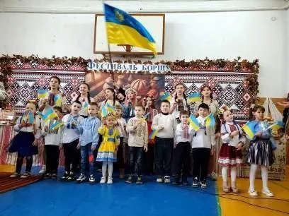 Les enfants de l'école en tenue traditionnelle lors de la fête du Bortsch