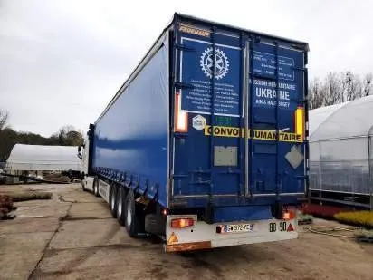 Le semi-remorque du convoi financé par le Rotary