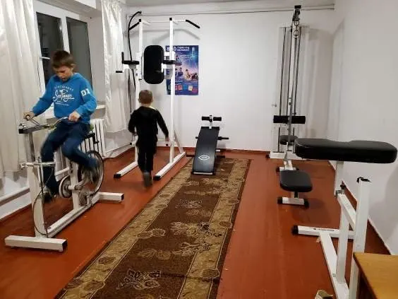 Des enfants dans la nouvelle salle de musculation de l'internat