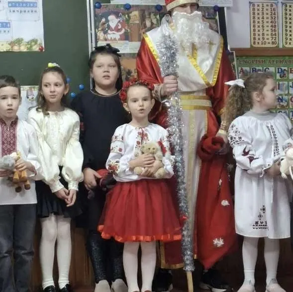 Les enfants de l'école en costume traditionnel lors du spectacle de la Saint-Nicolas