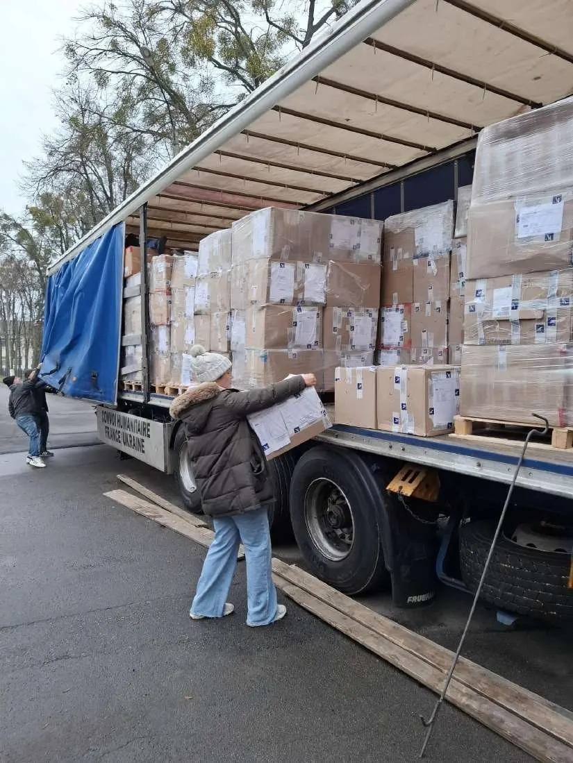 Déchargement des palettes de vêtements à Bérezné