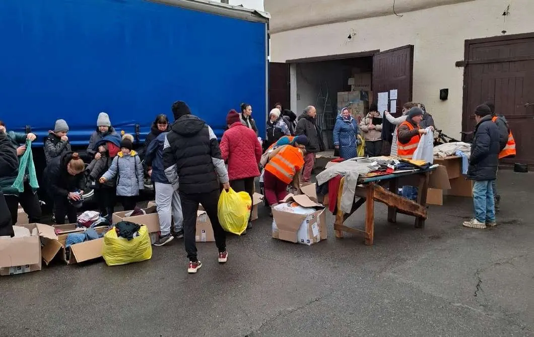 Distribution des vêtements aux familles déplacées